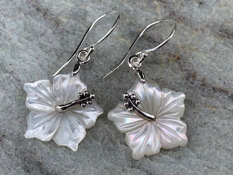 Hibiscus Flower Necklace Earrings. Hawaiian State Flower. Sterling Silver, Mother of Pearl Kailua Kona, Jewelry Accessories Ideas, Dope Jewelry, Thrift Finds, Funky Jewelry, Hibiscus Flower, Jewelry Lookbook, Mode Inspo, Jewelry Inspo