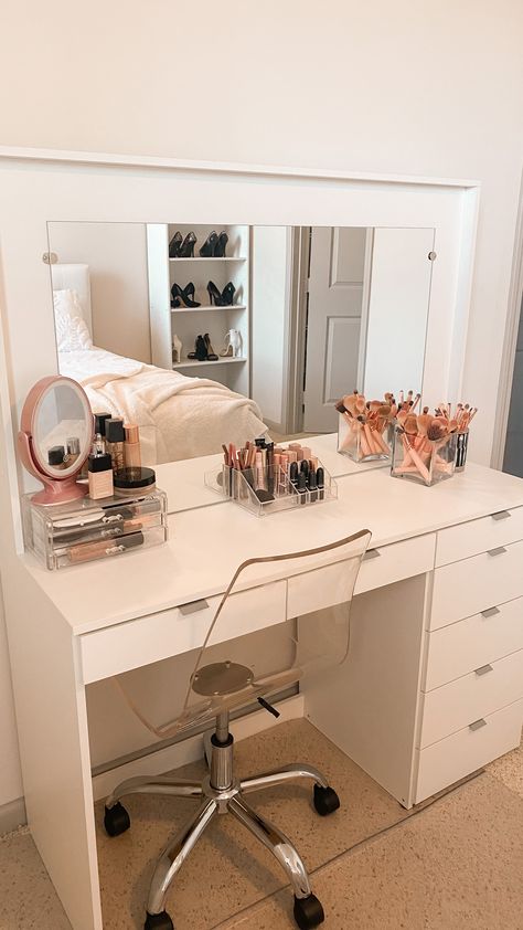 Room Inspo With White Furniture, Cozy Minimalist Room Decor Ideas, White Aesthetic Furniture, Makeup Desk Aesthetic Boho, Beige Aesthetic Bedroom Decor, Vanity Ideas Bedroom Skincare, White Desk Bedroom Aesthetic, Organised Bedroom Aesthetic, Clean Room Aesthetic Vanity