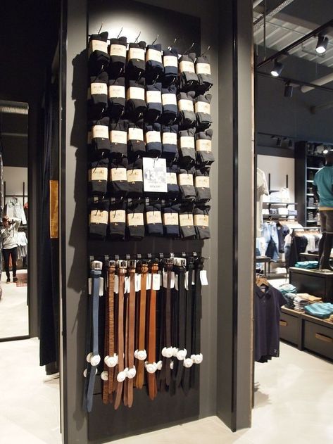 Retail Store Layout, Denim Display, Stationery Store Design, Shoe Store Design, Store Shelves Design, Clothing Store Displays, Retail Store Interior Design, Clothing Store Interior, Clothing Store Design