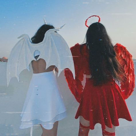 Angel Devil Halloween Costume, Devil Costume Aesthetic, Devil Photoshoot, 2 Person Halloween Costumes, Bffs Pics, Angel And Devil Costume, Best Friend Costumes, Costumes For Teenage Girl, Sibling Costume