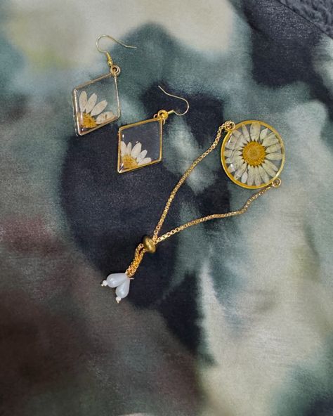 Real white daisies captured in a custom-made bracelet and earrings set for a client! ✨ Real flowers jewelry, white daisy jewelry, resin jewelry, resin bracelet, pressed flowers jewelry, pressed flowers bracelet, pressed flowers earrings Floral Resin Jewelry, Floral Resin, Flowers Earrings, Flowers Jewelry, Daisy Jewelry, Resin Bracelet, Real Flower Jewelry, White Daisies, Jewelry Resin