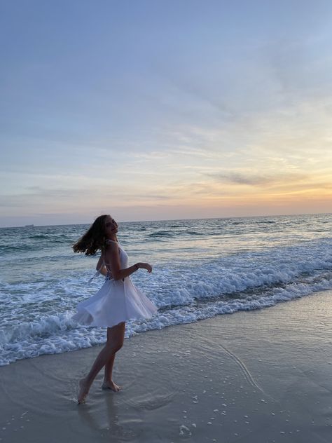 Beach Outfit White Dress, Beach Pictures In White Dress, Beach Photoshoot In Dress, Beach Dress Photos, Beach Birthday Photoshoot Women, White Dress Beach Outfit, White Dress Beach Photoshoot, Sea Poses Photo Ideas, Yoga Astethic