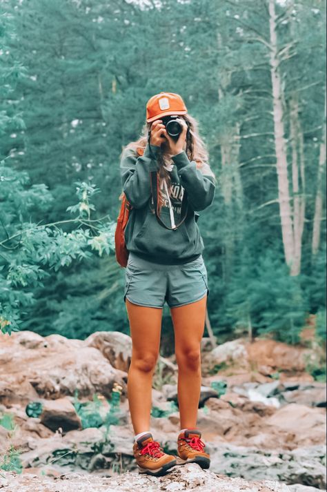 Outfit For Walking In The Forest, Backpacker Aesthetic, Hiker Girl Aesthetic, Hiking Outfit Aesthetic, Outfit Camping, Outdoorsy Women, Hike Outfit, Cute Camping Outfits, Hiker Girl