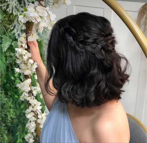 Half Up Half Down Short Hair, Growing Out Hair, Short Dark Hair, Prom Hairstyles For Short Hair, Quince Hairstyles, Best Wedding Hairstyles, Hairdos For Short Hair, Short Wedding Hair, Penteado Cabelo Curto