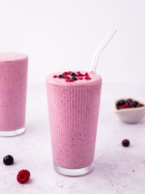 This delicious raspberry and blueberry smoothie is perfectly balanced with fibre, protein and healthy fats. Raspberry Smoothie Recipes Healthy, Raspberry And Blueberry Smoothie, Rasberry Smoothie, Raspberry Protein Smoothie, Mixed Berry Protein Smoothie, Raspberry Smoothie Recipes, Berry Protein Smoothie, Blueberry Smoothie, Yogurt Milk