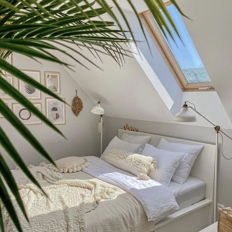 Triangle Roof Bedroom Ideas, Slanted Ceiling Bedroom, Small Room Design Bedroom, Apartment Bedroom Decor, Attic Rooms, Redecorate Bedroom, Room Design Bedroom, Room Makeover Inspiration, Room Inspiration Bedroom