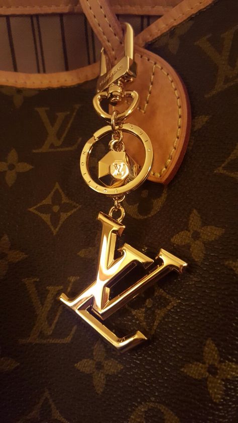 Lui Viton, Zapatillas Louis Vuitton, Louis Vuitton Iphone Wallpaper, Louis Vuitton Store, Original Iphone Wallpaper, Expensive Shoes, Image Swag, Louis Vuitton Purse, Louis Vuitton Accessories