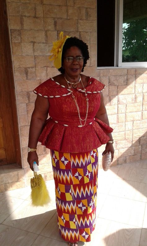 Kente Styles For Older Women, Simple Dress Styles, African Fabric Dress, African Royalty, Ankara Designs, Fashion Traditional, African Print Clothing, Kente Styles, African Wear Dresses