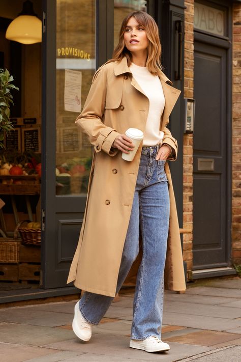 Vinter Mode Outfits, Trenchcoat Outfit, Longline Trench Coat, Camel Coat Outfit, Winter Mode Outfits, Classic Wardrobe Essentials, Classy Business Outfits, Trendy Coat, Trench Coat Outfit