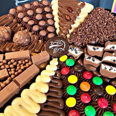 Brownie pizza Diy Wrapping Ideas, Cake Chocolate Decoration, Cookies Packaging Design, Pizza Brownie, Italian Hot Chocolate, Brownie Pizza, Cookies Packaging, Chocolate Decoration, Chocolate Pizza