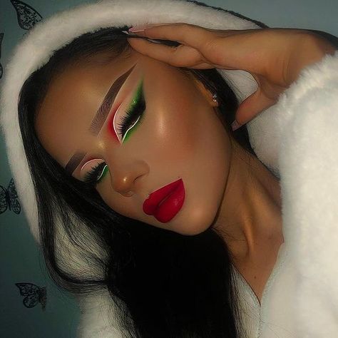 elegant Christmas makeup Creative Christmas Makeup Looks, Creative Christmas Makeup, Holiday Eye Makeup, Christmas Makeup Looks, Xmas Makeup, Maquillage Yeux Cut Crease, Christmas Eye Makeup, Drag Make-up, Christmas Makeup Look