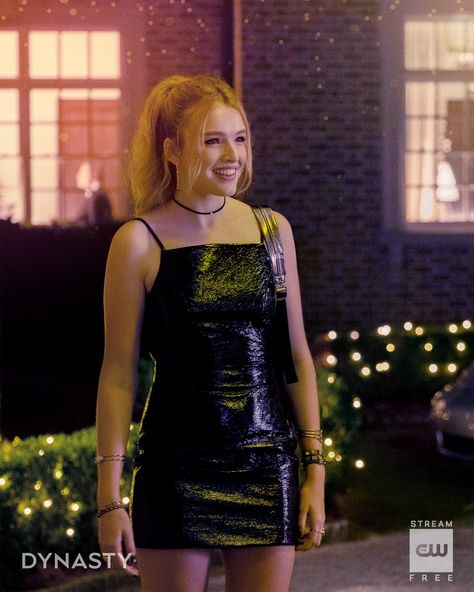 Maddison Brown is Kirby Anders in #Dynasty, returning Friday, October 12 on The CW! Season 2, Episode 1 Serie Tv Outfit, Dynasty Kirby Outfits, Kirby Anders Outfits, Kirby Dynasty Outfits, Outfit Serie Tv, Dynasty Kirby, Fallon Outfits, Dynasty Tv Show, Madison Brown