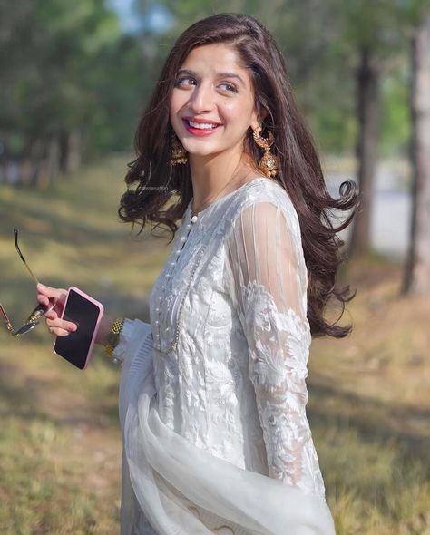 Mawra Hocane, Organza Styles, Tara Dress, Celebrity Fashion Looks, Pakistani Fashion Casual, Woman Suit Fashion, Pakistani Wedding Dresses, Dress Indian Style, Pakistani Dress Design