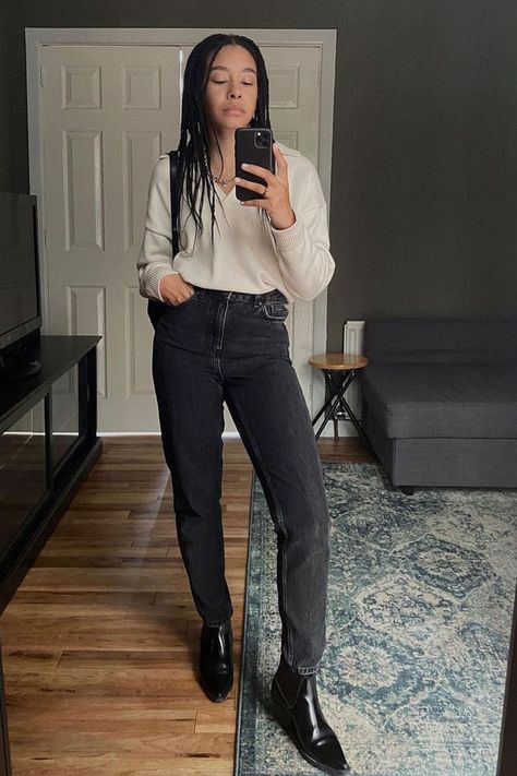 Black Stone Wash Jeans Outfit, Black Mom Jeans Winter Outfit, Black Jeans Winter Outfit Casual, Off Black Jeans Outfit, Black Tapered Jeans Outfit, Nice Black Jeans Outfit, Black Vintage Jeans Outfit, Tops For Black Jeans, Black Mom Jeans Outfit Spring