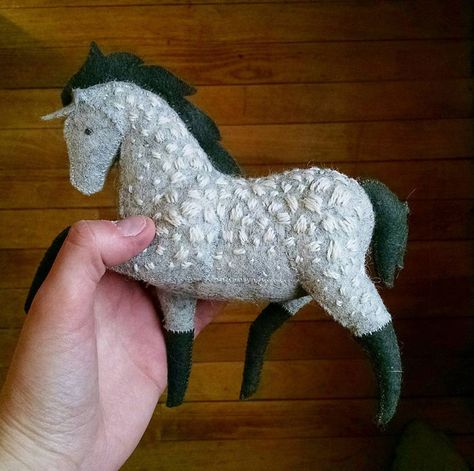 Fabric Horse Pattern Free, Felt Horse Pattern Free, Diy Felt Stuffed Animals, Felt Horse Pattern, Felt Horses, Felt Stuffed Animals, Horse Sewing Pattern, Felt Horse, Stuffed Horse