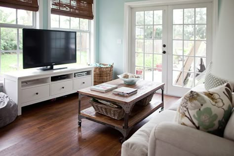 I love pretty much everything about this living room, but I am especially obsessed with that coffee table. IWANTIT in mah house so hard. via @Erin Olson #house of turquoise Living Room With Tv, Room With Tv, Room Arrangement, Tv Area, Living Tv, House Of Turquoise, Furniture Placement, Trendy Living Rooms, Sunrooms