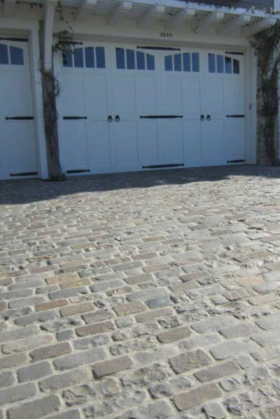 Reclaimed Cobblestone Driveway Ideas | Historical Bricks Antique Brick Pavers, Beautiful Driveways, Cobblestone Pavers, Cobblestone Driveway, Brick Driveway, Antique Brick, Recycled Brick, Paver Driveway, Reclaimed Brick