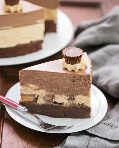 Peanut Butter Chocolate Mousse Cake | A brownie base topped with both peanut butter and chocolate mousse make a dream dessert! Peanut Butter Mousse Cake, Peanut Butter Chocolate Mousse, Chocolate Peanut Butter Mousse, Chocolate Peanut Butter Desserts, Mousse Cake Recipe, Peanut Butter Mousse, Brownie Toppings, Peanut Butter Desserts, Best Peanut Butter