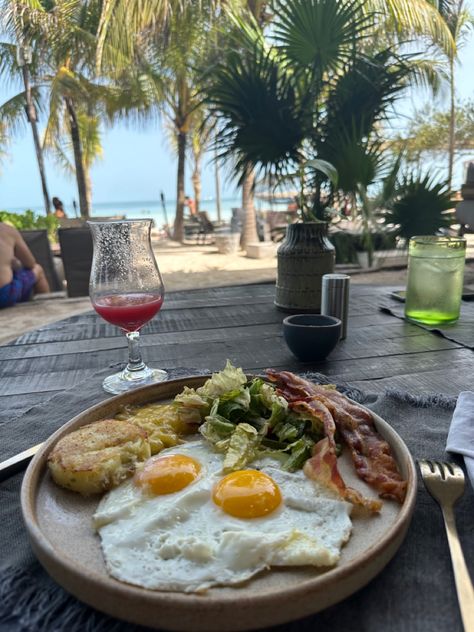 #breakfast #hotel #healthy #healthyfood #beach Beachy Breakfast, Gym Photo Instagram Story, Hawaii Breakfast, Beach Brunch, Breakfast Hotel, Pinterest Widget, Hawaii Pictures, Gym Photos, Hotel Food