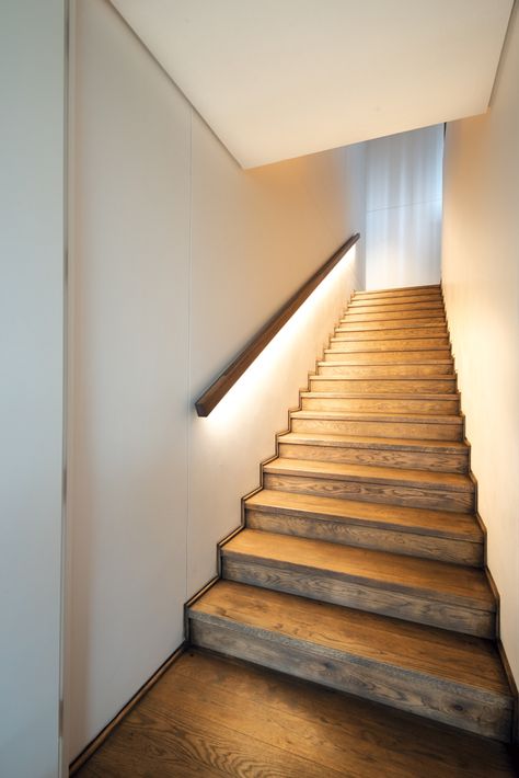 The staircase and the upstairs flooring is oiled oak. LED lighting under the handrail gives off a soft light. Stairway Lighting Ideas, Basement Stair Lighting, Staircase Lighting Ideas, درج السلم, Stairway Lighting, Staircase Handrail, Staircase Lighting, Basement Stairs, Stair Handrail