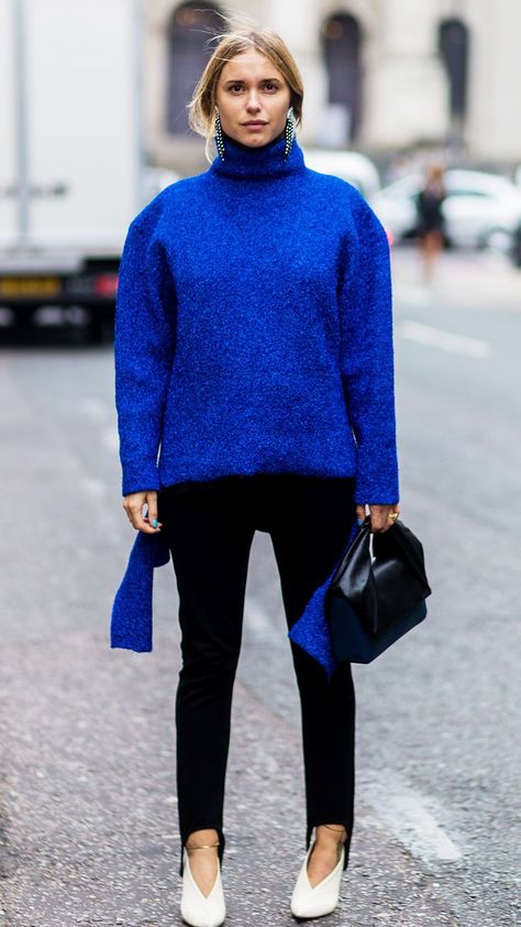 Pernille Teisbaek Style London Influencer, Royal Blue Outfits, Influencer Style, Royal Blue Sweater, Maternity Street Style, Women Inspiration, London Fashion Weeks, Blue Outfits, London Fashion Week Street Style