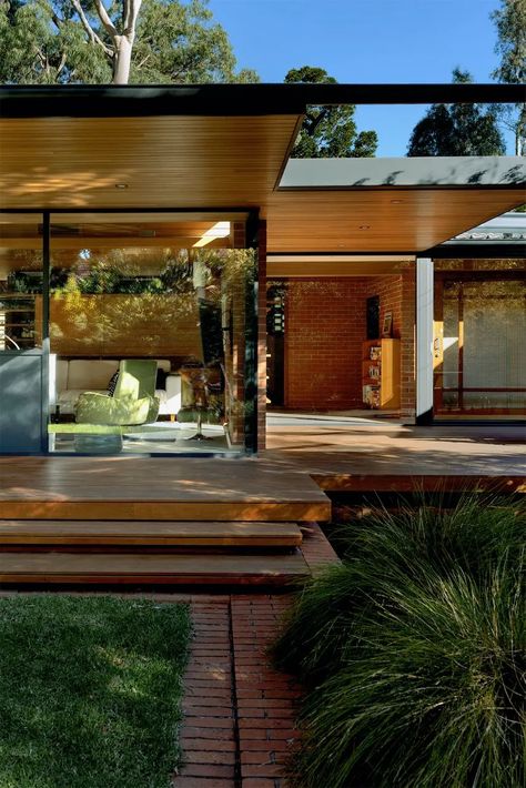 Modern Alfresco, House Types, Island Mansion, Modern Glass House, Mid Century Modern Exterior, Communal Kitchen, Contemporary Houses, Midcentury House, 70s House