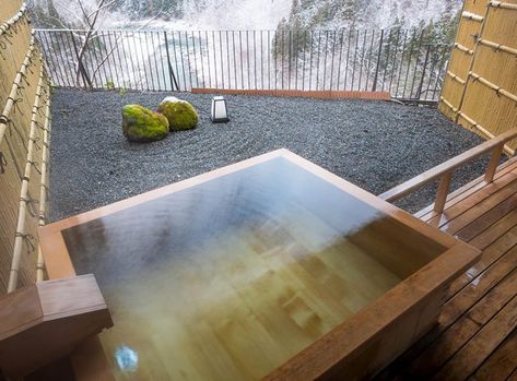 Outdoor Japanese soaking tub with rock garden views Japanese Bathroom Design, Sunken Bathtub, Unique Bathroom Design, Japanese Bathroom, Outdoor Bathtub, Japanese Soaking Tubs, Jacuzzi Outdoor, Whirlpool Tub, Unique Bathroom