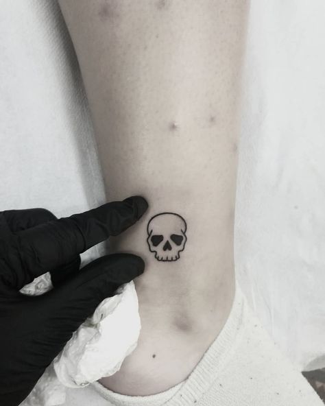 Tiny Skull Tattoos, Small Skull Tattoo, Tattoos For Females, Feminine Skull Tattoos, Emo Tattoos, Skull Hand Tattoo, Simple Skull, Sugar Skull Tattoos, Small Skull