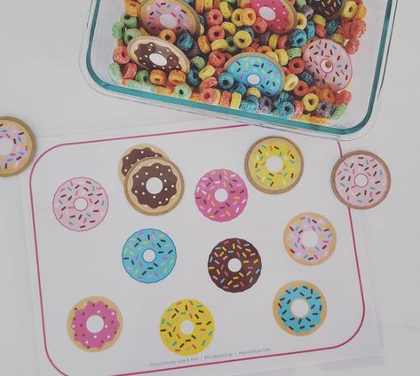 Donut Sensory Look & Find We used a bin full of mini donuts (aka Fruit Loops) for our look & find sensory activity. Donut Printable:… #ifyougiveadogadonut Donut Sensory Play, Donut Sensory Bin, Donut Printable, Laura Numeroff, Mouse A Cookie, Toddler Lessons, Lesson Plans For Toddlers, Preschool Units, Sensory Activity