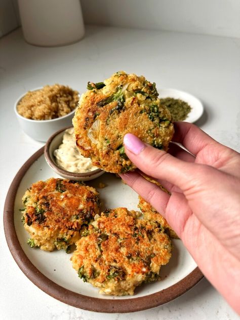 Crispy Quinoa Feta Fritters with Labneh Dill Dip - rachLmansfield Turkey Feta Burgers, Quinoa Fritters, Quinoa Patties, Quinoa Burger, Greek Turkey Burgers, Quinoa Recipes Healthy, Meatless Dishes, Crispy Quinoa, Dill Dip