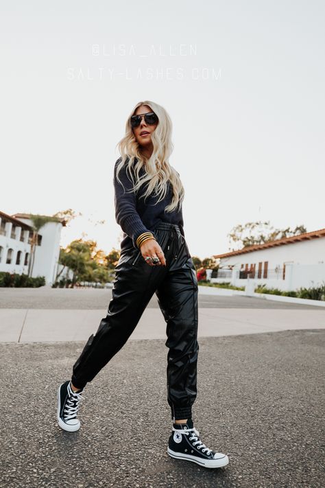 Leather Faux Pants Outfit, Leather Pants And Vans Outfit, Faux Leather Pants With Sneakers, Faux Leather Joggers Outfit Casual, Leather Joggers Outfit, Leather Jogging Pants, Faux Leather Pants Outfit, Outfit Converse, Lisa Allen