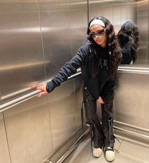 Instagram influencer Charisma Tisch posing for insta photo in an elevator in the city wearing black cargo pants, black hoodie, Rick Owens trainers, white headband and 90s sunglasses Elevator Photoshoot, Elevator Pics, Rooftop Photoshoot, Party Photoshoot, Glam Photoshoot, Selfie Poses Instagram, Stylish Photo Pose, Pic Pose, Model Inspo