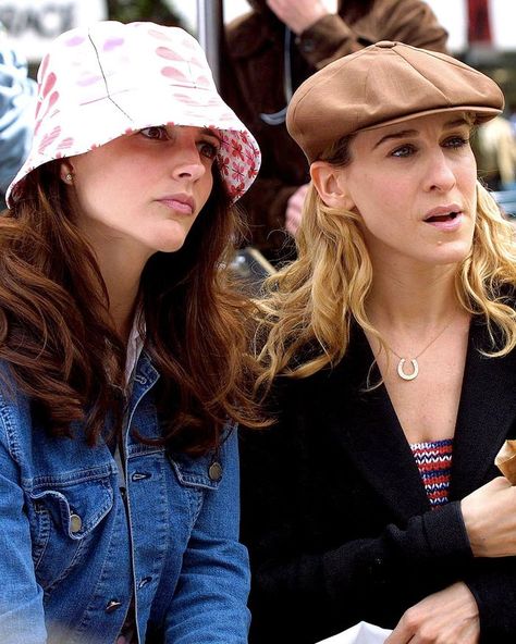 My Colleagues Weren't Into Bucket Hats Until They Saw These Outfits Bucket Hat Outfit, Charlotte York, Extra Accessories, Jeans Trend, Laura Ashley Dress, All White Outfit, Outfit Formulas, Winter Trends, Carrie Bradshaw