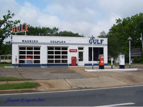 Vintage Buildings, Gulf Oil, Transport Hub, Old Gas Pumps, Vintage Gas Pumps, Pompe A Essence, Station Service, Gas Service, Old Gas Stations