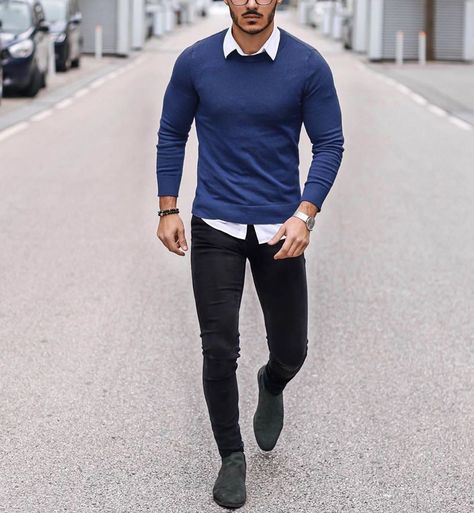 Men's blue sweater outfit idea Blue Pullover Outfit, Navy Sweater Outfit, Blue Sweater Outfit, Sweater Outfits Men, Male Sweaters, Smart Casual Menswear, Mens Business Casual Outfits, Pullovers Outfit, Smart Casual Wear