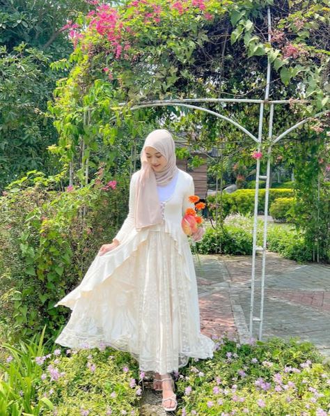 Outfit Garden Party Hijab, Feminine Hijabi, Pose Ootd, Consert Outfits, Foto Ootd, Party Hijab, Secret Garden Theme, Cottage Core Outfit, Garden Party Outfit