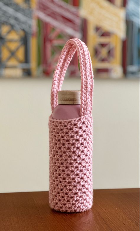 Crochet Bottle Cover, Crochet Bottle Holder, Crochet Drink Bottle Bag, Crochet Projects Water Bottle Holder, Easy Crochet Bottle Holder, Crochet Bottle Holder Aesthetic, Crochet Bottle Holder With Pocket, Crochet Water Bottle Holder, Diy Braids