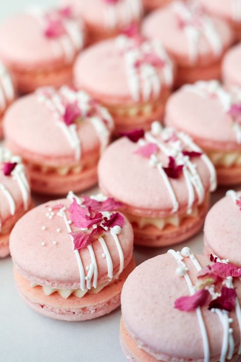 Salted Honey Rose Macarons Pink Macaron Flavors, Baby Shower Macarons Girl, Swiss Macarons Recipe, Wildflower Macarons, Fall Macaroons, Floral Macarons, Spring Macarons, Decorated Macarons, Cute Macaroons