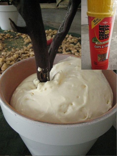 Expanding Foam is an inexpensive way to keep branches well placed in a pot. Branches In A Vase, Branch Centerpieces, Spray Foam, Deco Floral, Crafty Craft, Diy Projects To Try, Household Hacks, Holiday Crafts, Christmas Lights