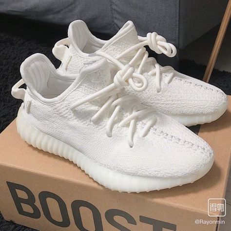 Yezzy Adidas Boost 350 V2 Triple White women size 6 Yezzy Shoes Women, Yeezy Shoes Outfit, Trendy Shoes For Men, Yeezy Outfit, Adidas Yeezy 350, Yeezy Sneakers, Adidas Boost, Yeezy Boost 350 V2, Yeezy 350