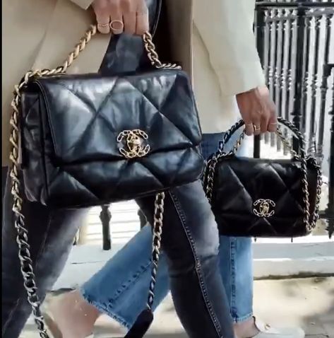 Chanel 19 Bag Outfit, Chanel 19 Bag, Chanel 19, Chanel Mini, Purse Styles, Handbag Wallet, Branded Bags, Parisian Style, Fashion Handbags