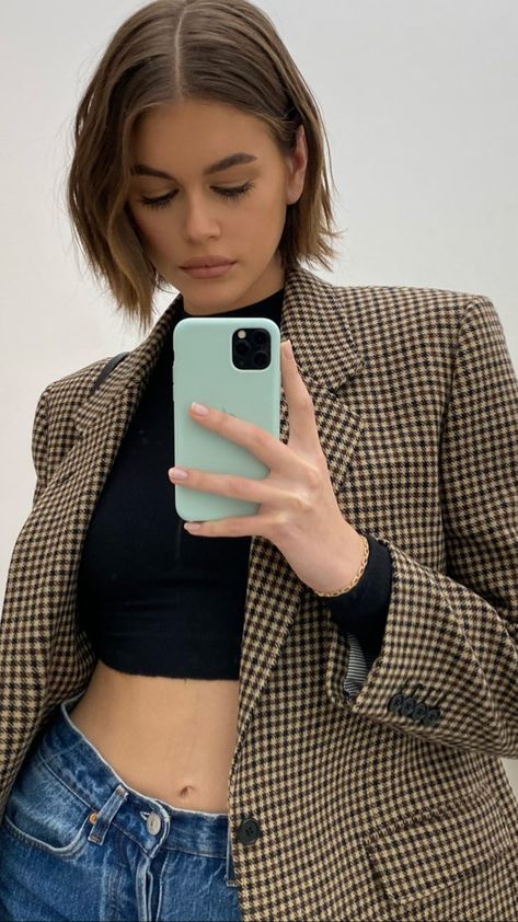 Picture of Kaia Gerber Smart Casual Vacation Outfits, Kaia Gerber Short Bob, Kaia Gerber Hair Short, Short Hair Looks Outfits, Kaia Gerber Hair, Short Grunge Hair, Peinados Fáciles Para Cabello Corto, Penteado Cabelo Curto, Kaia Gerber