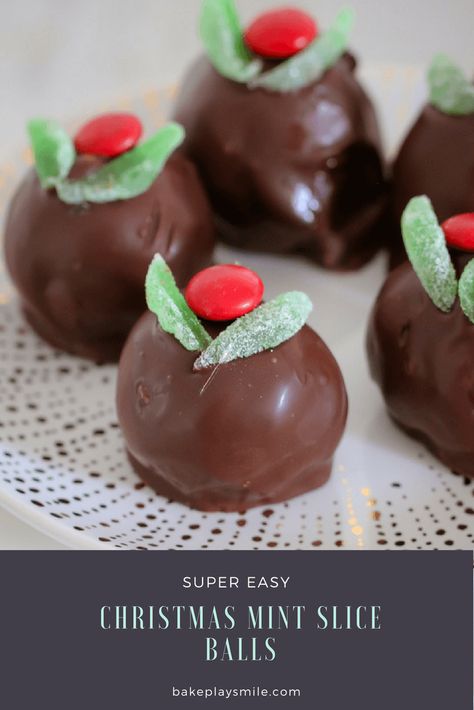 Christmas Mint Slice Balls (easy no-bake recipe) - Bake Play Smile Mint Recipes Dessert, Truffle Balls, Mint Slice, Mint Desserts, Bake Christmas, Christmas Sweet Treats, Xmas Treats, Chocolate Making, Small Cakes