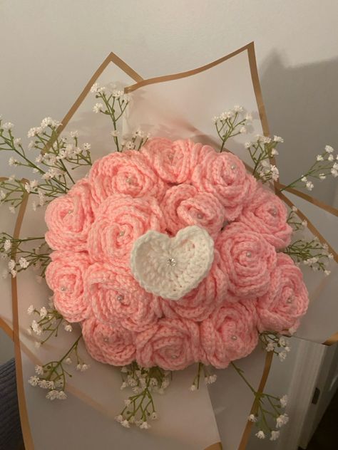 #crochet #aesthetic #coquette #crochetbouquet #bouquet #crocheting #bouquet #flowers Crochet Flower Projects Ideas, Crochet Gifts Aesthetic, Crochet Gift Ideas Aesthetic, Coquette Crochet Plushies, Croquet Bouquet, Pink Crochet Bouquet, Bouquet Of Flowers Crochet, Coquette Crochet Ideas, Rose Crochet Bouquet