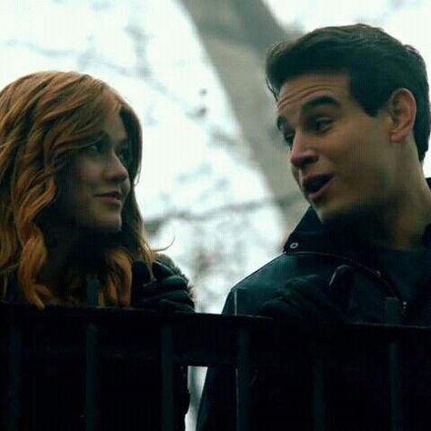 Clary and Simon from new promo of Shadowhunters season 2b Simon And Clary, Clary And Simon, Clary And Jace, Simon Lewis, Shadow Hunters, Shadowhunters, Teen Wolf, It Cast, Wallpapers