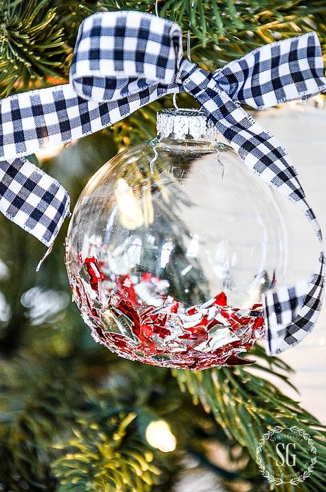 BROKEN GLASS GLITTER ORNAMENTS Broken Ornament Crafts, Glass Glitter Ornaments, Christmas Paper Ornaments, Holiday Ideas Christmas, Homemade Christmas Ornaments Diy, Broken Glass Crafts, Stone Gable, Mantel Christmas, Merry Christmas Decor