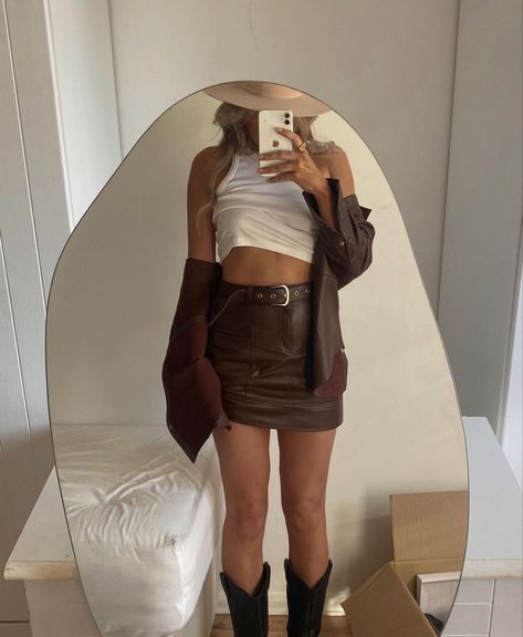 Boots Spring Outfit, Brown Cowboy Boots Outfit, Cowgirl Lifestyle, Cowboy Boots Outfit, Brown Cowgirl Boots, Brown Cowboy Boots, Vintage Cowboy Boots, Cowboy Outfits, Brown Aesthetic