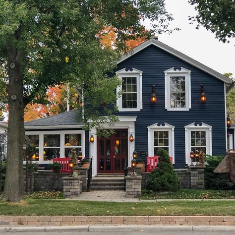 Home Tour in the Historic District of Naperville Illinois - Town & Country Living Island Ideas Kitchen, Cabinet Kitchen Island, Patio Farmhouse, Bathroom Rustic, Florida Cottage, Living Room Rustic, Wedding Decor Rustic, Rustic Decorations, Rustic Decorating