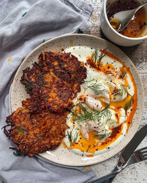 Sunday morning plans: Halloumi and Sweet Potato Rösti’s with Turkish Eggs and hot honey from @the_greedy_ginger! Head to the link in bio… | Instagram Sweet Potato Rosti, Potato Rosti, Turkish Eggs, Ginger Head, Hot Honey, God Mat, Breakfast Brunch Recipes, Food 52, Pretty Food