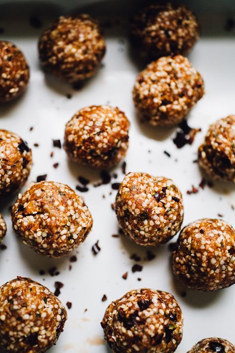 Cocoa Hemp Caramel Protein Balls Protein Balls Recipes, Easy Vegan Dessert, Snack Bites, Hemp Protein, Hemp Hearts, Protein Bites, Protein Balls, Super Foods, Gluten Free Recipes For Dinner